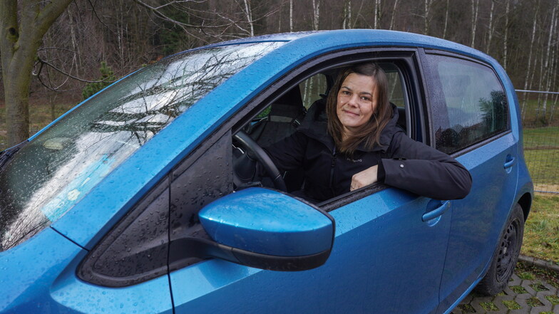 Linda Briesnitz aus Putzkau fährt seit 2018 einen geleasten Seat Mii. Weil es kein Nachfolgemodell gibt, steigt die 42-Jährige notgedrungen auf ein größeres Auto um.