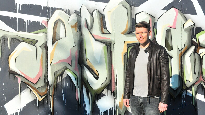 Sebastian Bieler vor einem seiner Graffiti. Er wird am Freitagabend live sprühen.