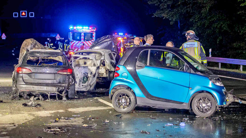 Bei einem Verkehrsunfall mit fünf Autos auf der A43 bei Bochum sind eine Frau ums Leben gekommen und mehrere Menschen verletzt worden.