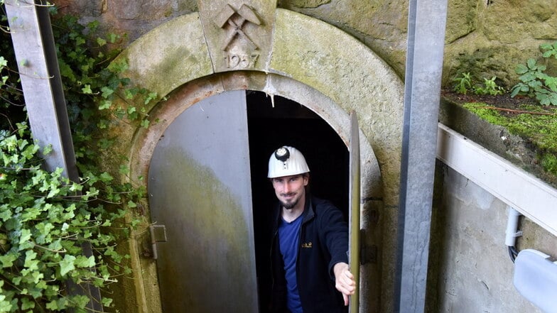 Geophysiker Olaf Hellwig am Eingang zum Seismologischen Observatorium in Berggießhübel. Selbst hier wurde der Brückeneinsturz in Dresden registriert.