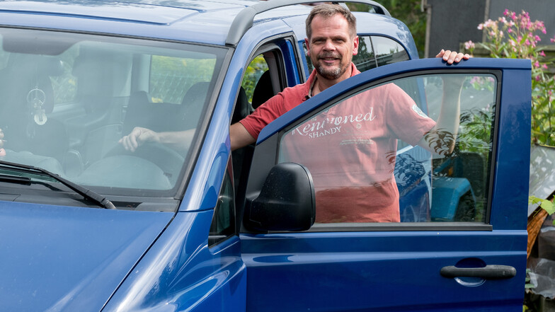 Tobias Schneider mit seinem Mercedes im Jahr 2017 vor einem seiner Hilfstransporte nach Rumänien. Jetzt ist der Weinböhlaer auf der Suche nach engagierten Leuten, die künftig Hilfsgüter für Bedürftige transportieren wollen.