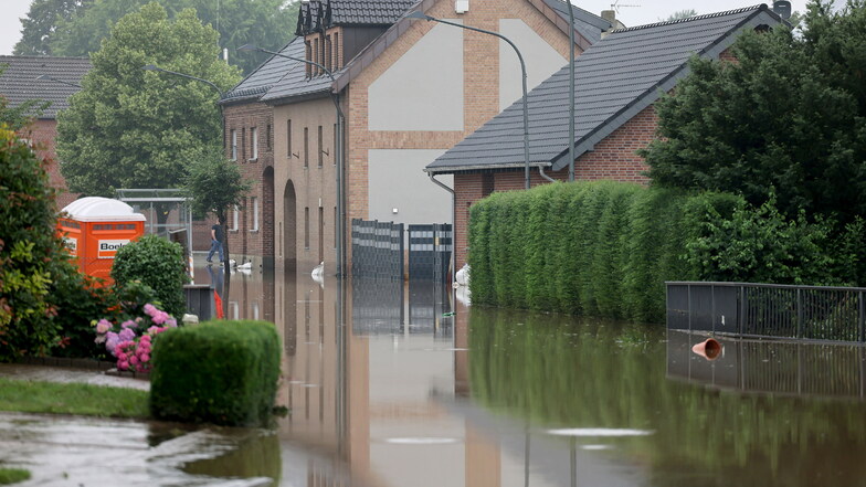 Auch in Inden im Landkreis Düren, wo der Schützenverein Pankratius seinen Sitz hat, waren die Straßen überflutet. Jetzt helfen die Königsbrücker Schützen.