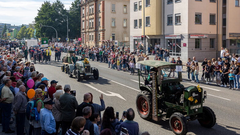 Die Somsdorfer hatten ihre Alttraktoren aus den Scheunen geholt, um bei der Parade mitzufahren.