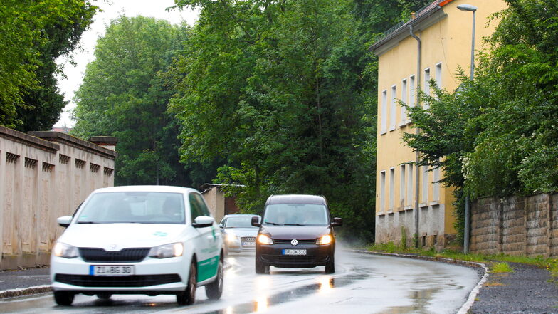 Die Brückenstraße in Zittau: Stellenweise geht es auf der abschüssigen und kurvigen Straße etwas eng zu - zumindest, wenn einem ein Bus begegnet.