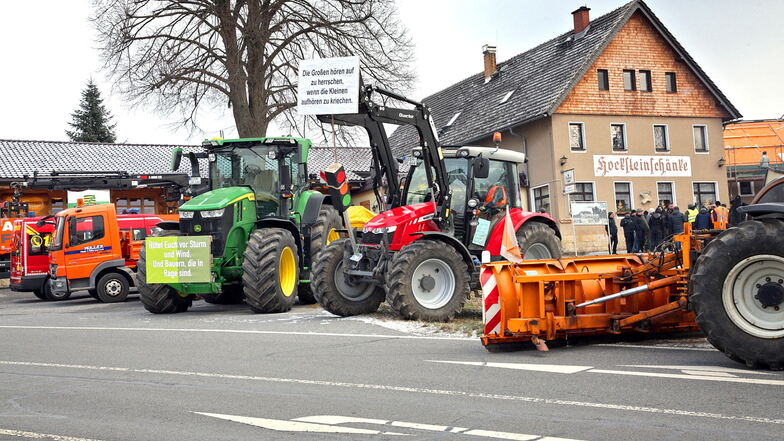 Am Bauernprotest im Bereich der Hocksteinschänke bei Hohnstein beteiligten sich mehr als 50 Traktoren und Lkw.