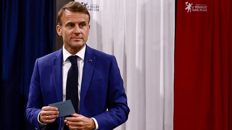 Der französische Präsident Emmanuel Macron verlässt die Wahlkabine zur Stimmabgabe bei den vorgezogenen französischen Parlamentswahlen.