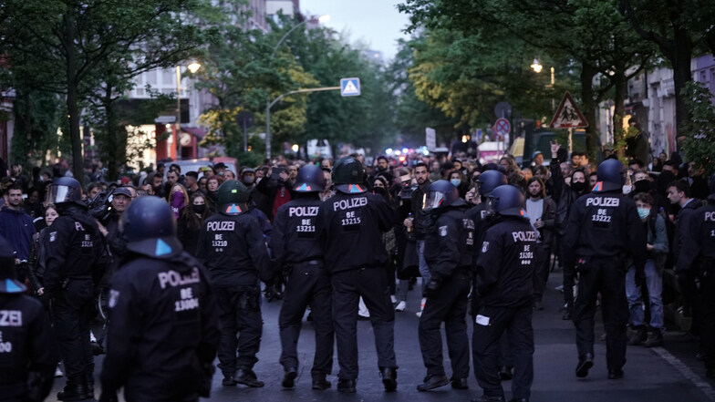 Demonstranten und Polizisten stehen sich in Kreuzberg gegenüber.