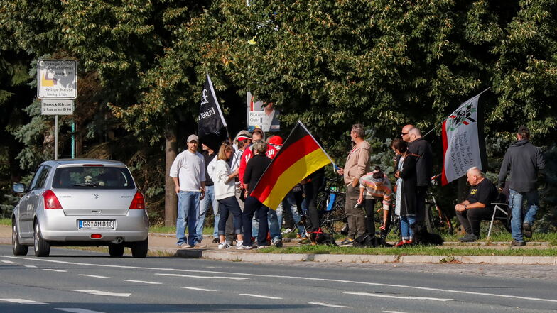 Jeden Sonntagvormittag nehmen Menschen - wie hier am 26. September in Ebersbach - am "Stillen Protest" gegen die (Corona-)Politik teil. Stets unangemeldet, weswegen die Polizei das Geschehen beobachtet - und Anzeige erstattet.