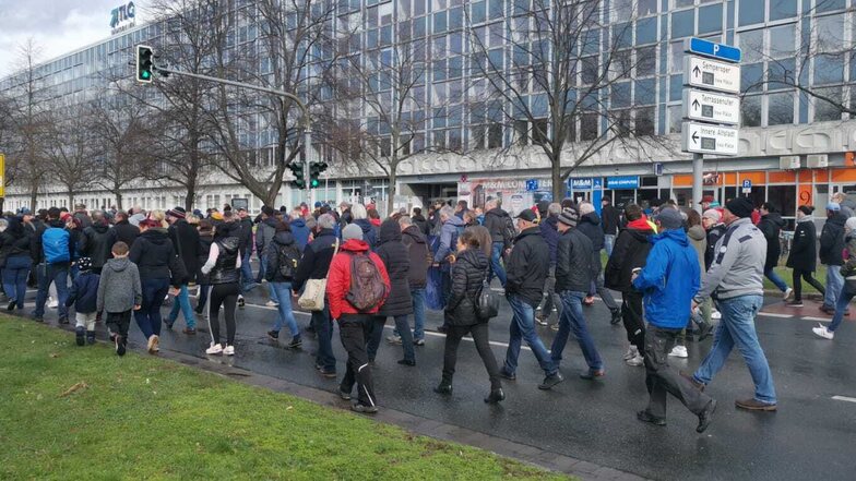 400 bis 500 Menschen liefen am Samstagnachmittag ohne Masken und Abstand durch die Dresdner Innenstadt.