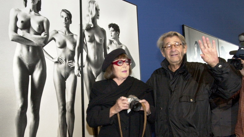 Gemeinsam mit seiner Frau June ließ sich der Fotograf Helmut Newton im Jahr 2000 in der Neuen Nationalgalerie vor einem seiner bekanntesten Bilder fotografieren.