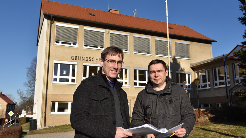 Bürgermeister Torsten Schreckenbach (li.) und Bauamtsleiter Stefan Lippert machen sich vor Ort ein Bild, wo die Container an der Grundschule Pretzschendorf aufgestellt werden könnten.