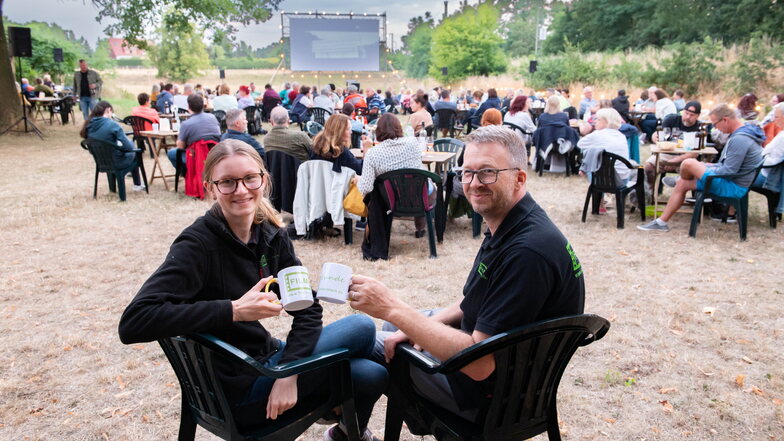 Elisabeth und Torsten Siegel vom Filmfreunde e.V. veranstalten seit neun Jahren das Sommerkino zwischen den Gleisen – jetzt mit eigenen Tassen.