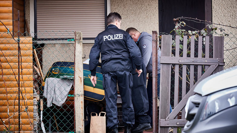 Die Ermittlungen zu dem tragischen Tod eines Rentnerehepaares in Pirna laufen noch.