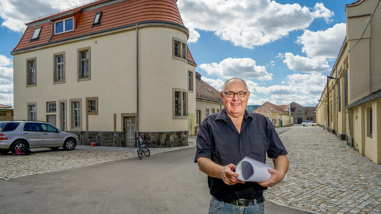 Rainer Schneider hat große Pläne für die Husarenkaserne in Bautzen. Gerade ist das Areal hinter ihm erschlossen worden. Links soll ein Mehrfamilienhaus mit 24 Eigentumswohnungen entstehen.