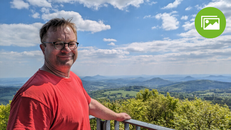 Thomas Mielke blickt vom Lausche-Turm auf Berge des Lausitzer und des Jeschken-Gebirges.