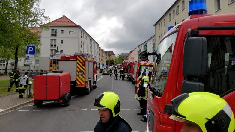 Rund 80 Einsatzkräfte von drei Feuerwehren waren am Sonntagmorgen in Niesky auf der Ödernitzer Straße im Einsatz.