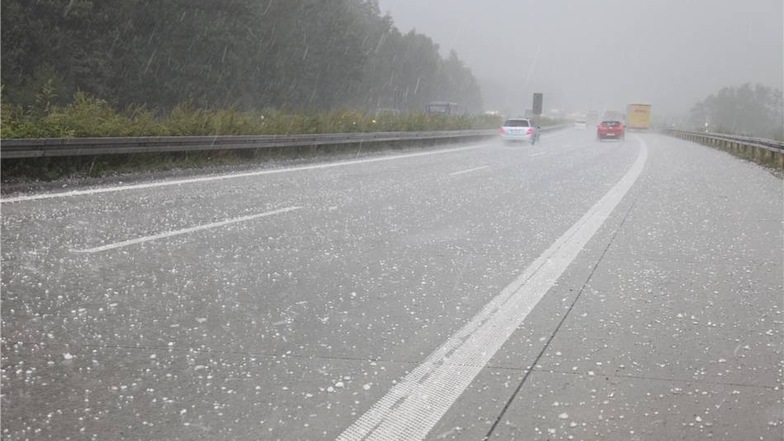 Starkregen und Hagel hatte bereits am Nachmittag den Verkehr auf einigen Abschnitten der A72 und auf der A4  lahmgelegt.