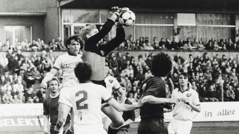 Im April 1986 spielte Torsten Wude (2. v. l.) für Dynamo Dresden in der DDR-Oberliga gegen Lok Leipzig. Bei dem 2:2 verteidigt er hier gemeinsam mit Torhüter Jens Ramme und Steffen Büttner (r.) einen Angriff der Gäste erfolgreich.