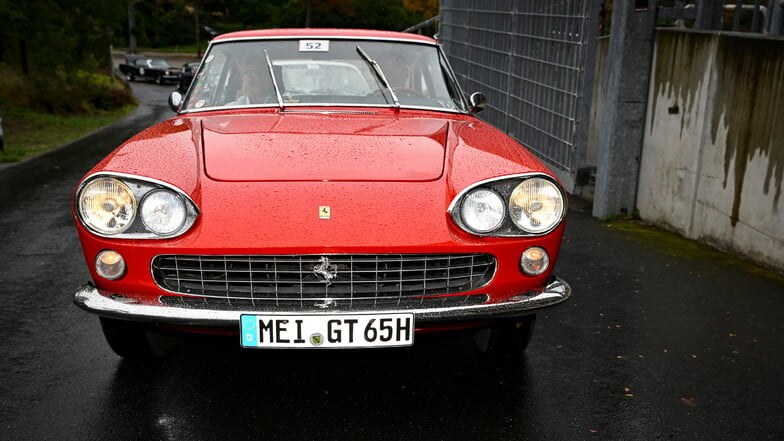 Ferrari 330 GT 2+2, Baujahr 1965, mit Fahrer Volker Wittig und Beifahrerin Marion Wittig.