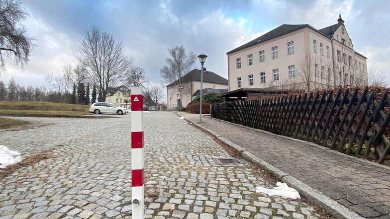 Die Poller auf der Straße vor der Seifhennersdorfer Grundschule kommen weg. Und auch sonst müssen sich die Kraftfahrer hier auf einige Veränderungen einstellen.