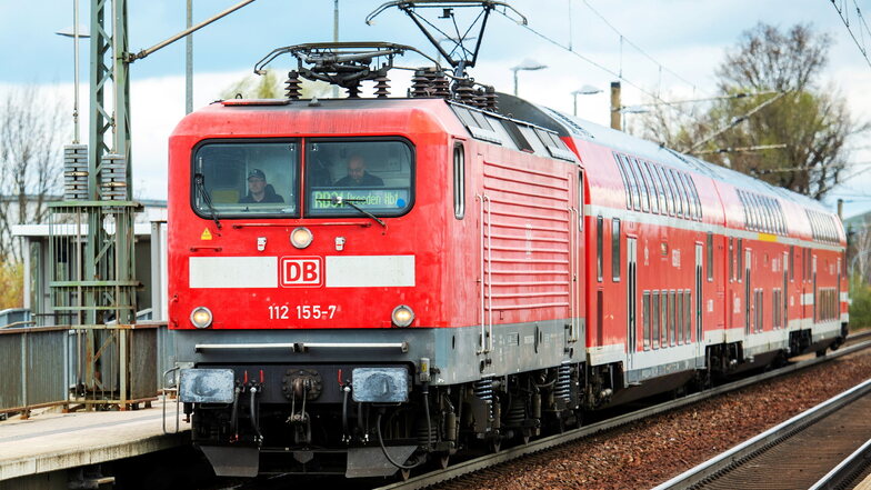 Ein RB 31 der Deutschen Bahn fährt von Weinböhla Richtung Dresden. Bald soll die Regional-Bahn durch eine neue S-Bahn-Linie unterstützt werden.