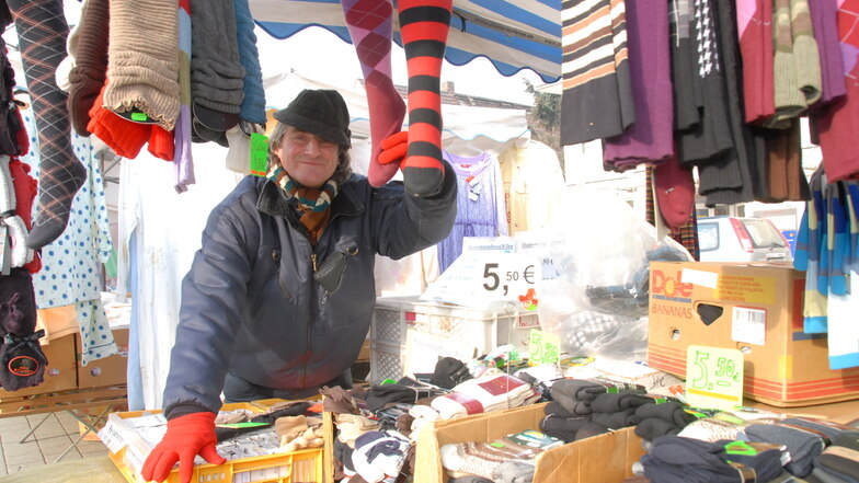 Das Archivfoto von 2012 zeigt den Stand „Sockenchaos“ von Wolfgang Lang. Im Zentrum der Wochenmärkte auf dem Wettinplatz soll jedoch auch künftig Frische stehen - also Obst, Gemüse, Fleisch- und Wurstwaren und anderes mehr.