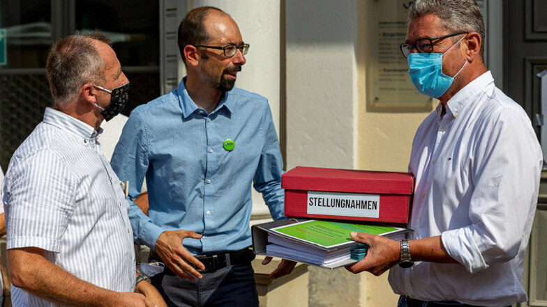IPO-Gegner Ingo Düring und David Greve mit Pirnas Oberbürgermeister Klaus-Peter Hanke. die Gegner:  "Weder nötig noch sinnvoll oder alternativlos."