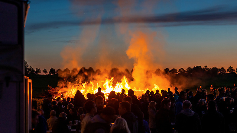 Ein Bild, das sich so in diesem Jahr garantiert nicht bieten wird: Hexenfeuer in Schwarzkollm, ein Volksfest anno 2019 mit hunderten Gästen.