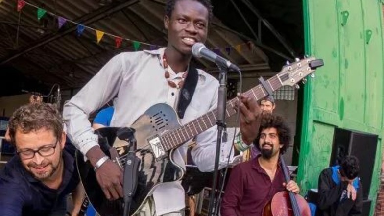 Ezé Wendtoin (Mitte) wurde in Burkina Faso geboren. Er ist Musiker, Liedermacher und Schauspieler und veranstaltet am Sonntag das BurkinAfro-Festival in der Dresdner Saloppe.