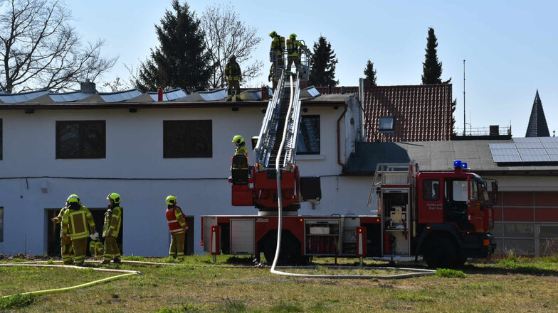 Der Brand brach bei Schweißarbeiten aus. Deshalb waren 42 Kameraden der Feuerwehr im Einsatz.