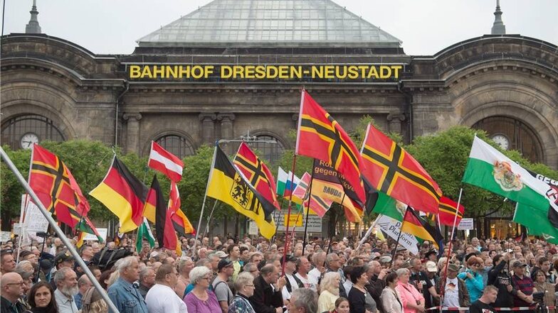 Bis zu 2500 Pegida-Anhänger kamen auf den Schlesischen Platz am Bahnhof Dresden-Neustadt.