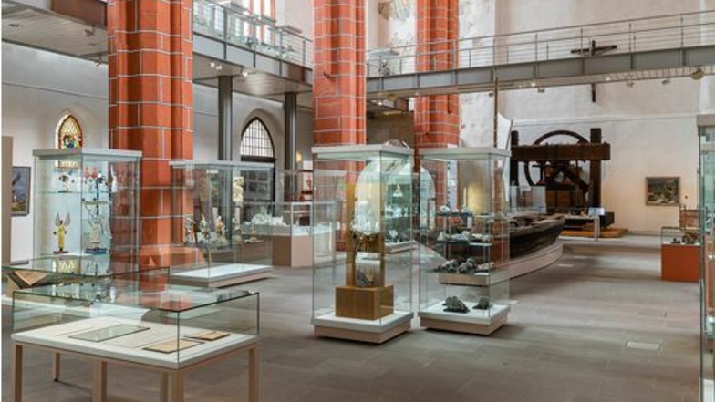 Blick in die Mineralienausstellung im Meißner Stadtmuseum - das selbst schon ein Hingucker ist.