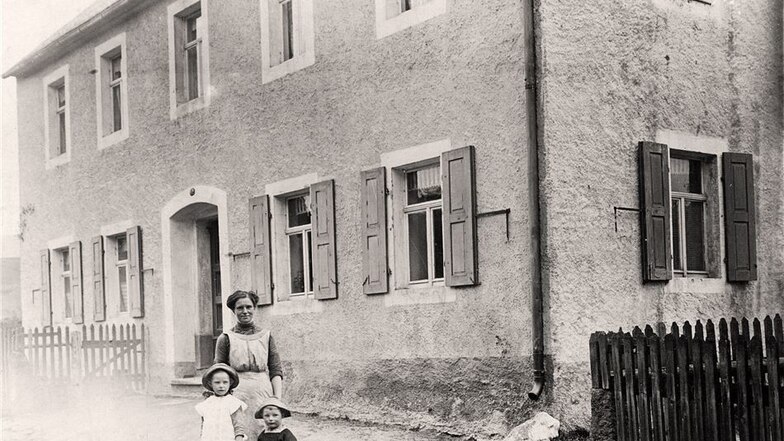 Hedwig Behr mit den Kindern Elfriede und Alfred vor dem Haus der Familie in Geising. Das Foto schickte sie ihrem Mann in den Ersten Weltkrieg.