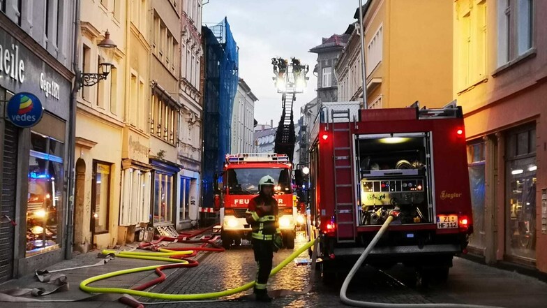 In der Reichenberger Straße in Zittau hat der Dachstuhl eines Hauses gebrannt. Die Feuerwehr rückte mit einer Vielzahl an Einsatzkräften an.
