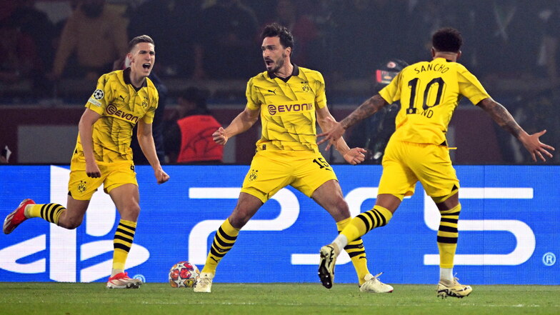Dortmunds Mats Hummels (M) jubelt mit  Nico Schlotterbeck (l) und Jadon Sancho über seinen Treffer zum 1:0.