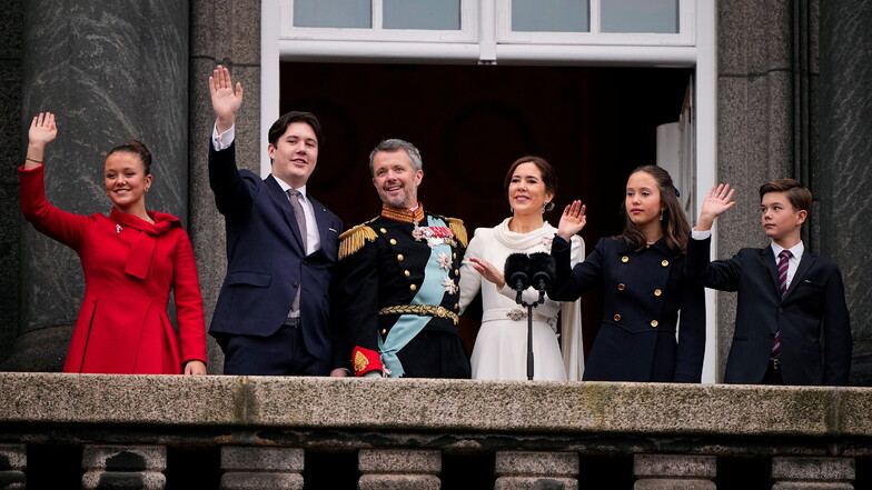 Dänemarks König Frederik X. und Königin Mary sowie ihre Kinder Prinzessin Josephine (l-r), Kronprinz Christian, Prinzessin Isabella und Prinz Vincent winken nach der Proklamation im Schloss Christiansborg.