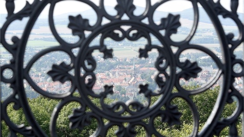 Bis ins Riesengebirge und in die Sächsische Schweiz reicht an guten Tagen die Sicht vom obersten Balkon des König-Friedrich-August-Turms auf dem Löbauer Berg. Und unten am Hang liegt die Stadt.