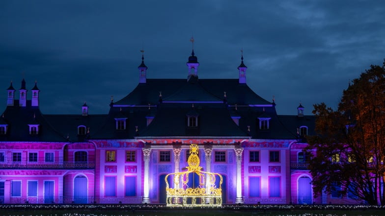 Neue Motive: In Dresden-Pillnitz hat am Donnerstag der fünfte Christmas Garden eröffnet. Hier ein Blick auf das Wasserpalais zur Eröffnung des Lichterzaubers.