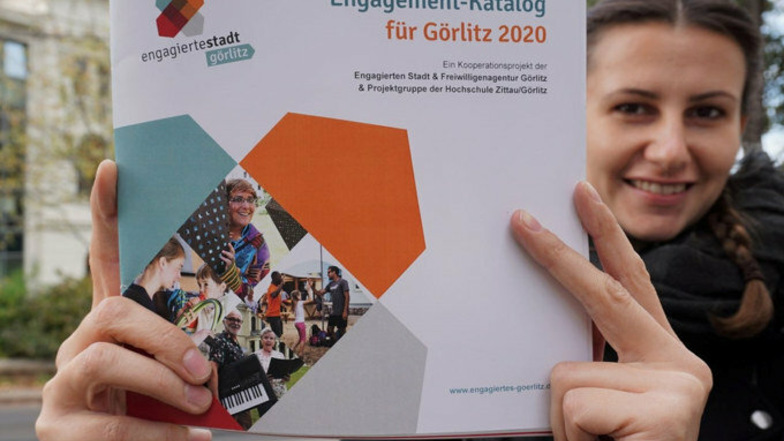 Julia Uick, Mitarbeiterin des Görlitz für Familie e. V., mit dem neuen Engagement-Katalog.
