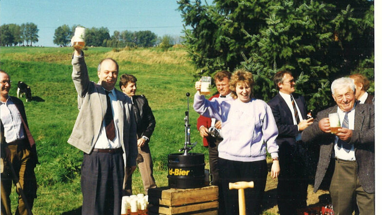 Ein Prost auf die Einheit. Die Bürgermeisterin von Eckartsberg, Birgit Pfennig, stößt 1990 zum Tag der Einheit mit dem damaligen Dischinger Bürgermeister Bernd Hitzler an.