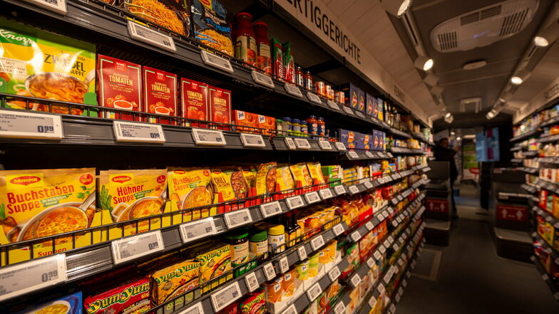 Diverse Lebensmittel sind in Regalen platziert. Wieder warnen Lebensmittelüberwachungsämter vor einigen Produkten.