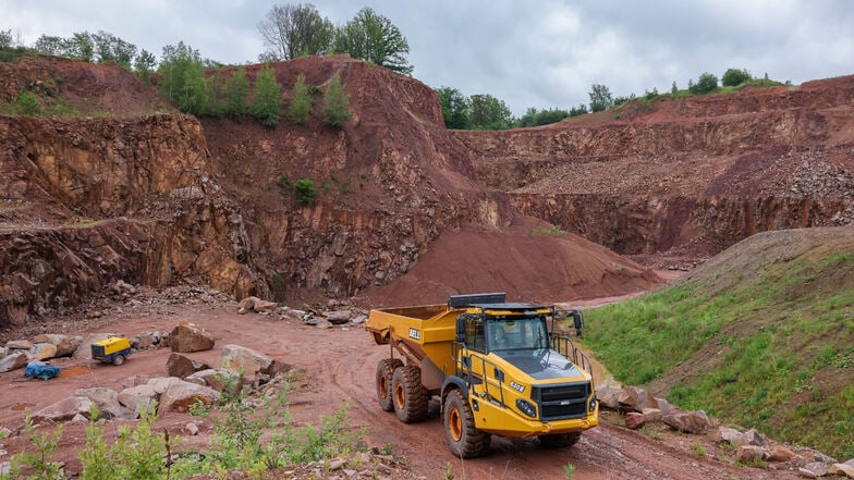 Ein Dumper fährt durch den Granitsteinbruch der Natursteinwerk Mittweida GmbH.