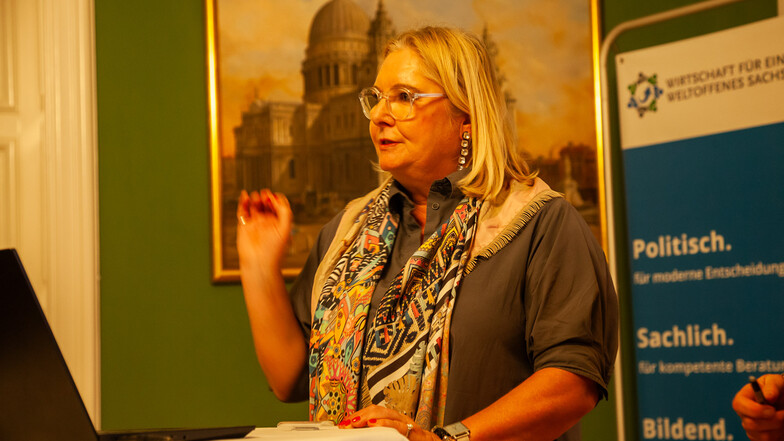 Sylvia Pfefferkorn, stellvertretende Sprecherin des Vereins Wirtschaft für ein weltoffenes Sachsen, redet auf einer Veranstaltung in Dresden.