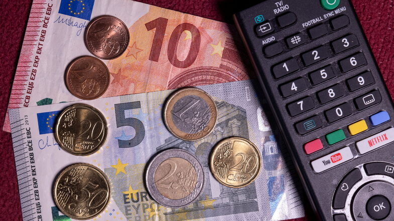 Im Januar soll der Beitrag eigentlich um 58 Cent auf 18,94 Euro angehoben werden. Doch die nötige Zustimmung der Länder ist unsicher.
