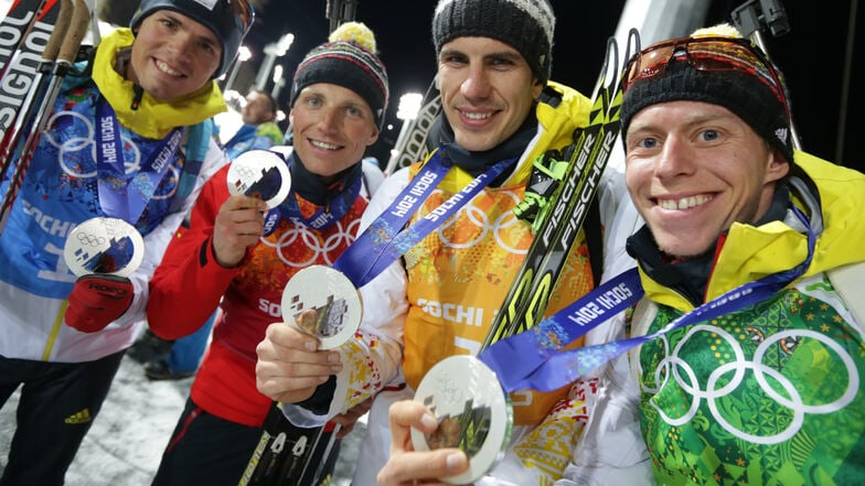 Die bisherigen Silbermadaillengewinner in der Staffel im Biathlon bei den Olympischen Spielen 2014 in Sotschi: Simon Schempp, Erik Lesser, Arnd Peiffer und Daniel Boehm (von links).