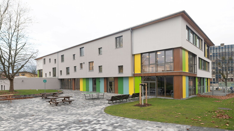 Am Dienstag wurde das Schulgebäude der christlichen Grundschule auf der Försterlingstraße 19c neu eröffnet.