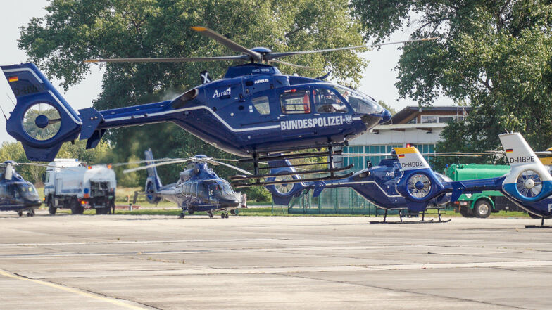 Hubschrauber der Polizei und der Bundespolizei auf dem Flugplatz in Bautzen. Danach überflogen sie auch den Luftraum über Dresden