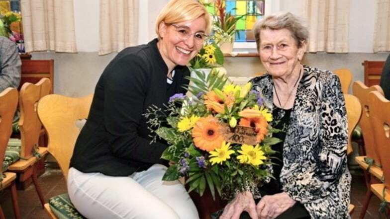 Blumen zum 100. Geburtstag: Lommatzschs Bürgermeisterin Anita Maaß (FDP, l.) gratuliert Marie Kahlert.