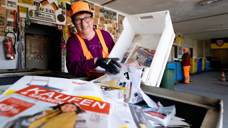 Jede Menge Altpapier: Dagmar Biehle vom Wertstoffhof an der Zeppelinstraße in Bautzen sortiert Zeitungen aus einer Kiste in den Wertstoffcontainer.