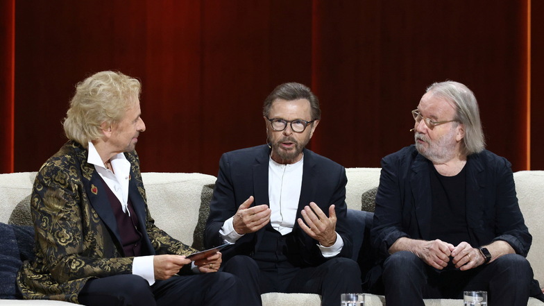 Die ABBA-Stars Björn Ulvaeus und Benny Andersson auf der Couch.